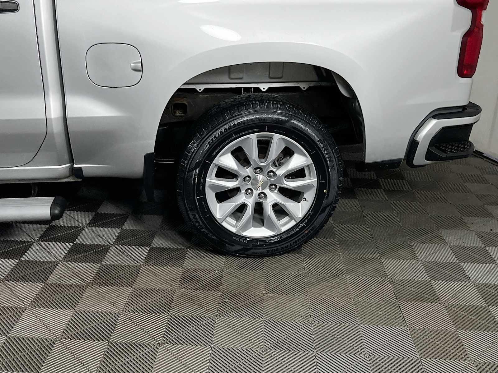 Used 2022 Silver Ice Metallic Chevrolet Custom image 29