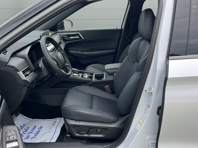 Used 2025 White Mitsubishi SEL Black Edition image 40
