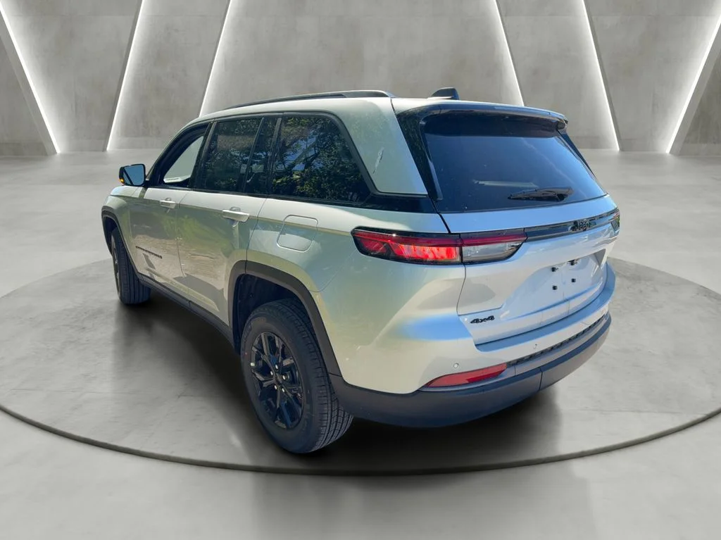 New 2026 Silver Zynith Exterior Paint Jeep Altitude image 4