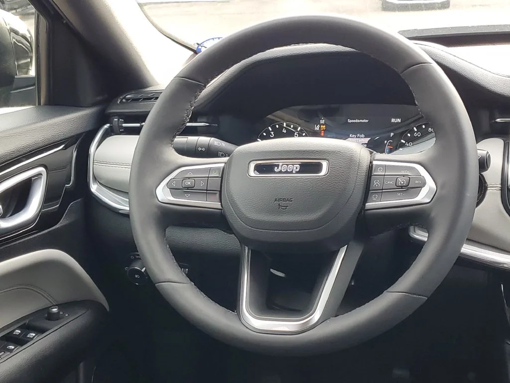 Used 2024  Jeep Limited image 30
