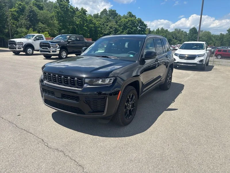 New 2026 Diamond Black Crystal Pearl-Coat Exterior Paint Jeep Laredo Altitude image 7