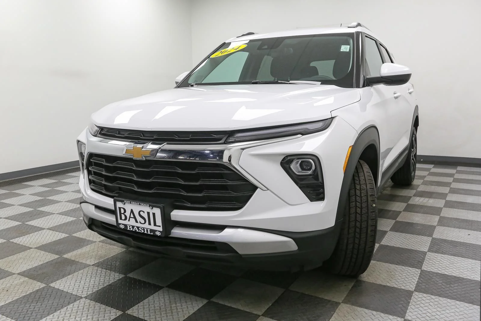 Used 2024 Summit White Chevrolet LT image 4