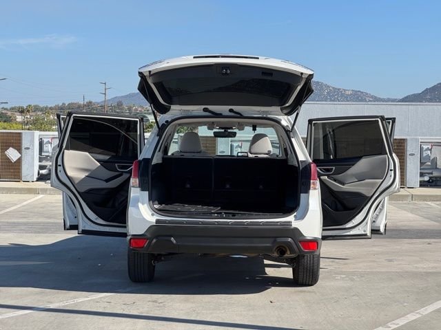 Used 2019 White Subaru Base image 26