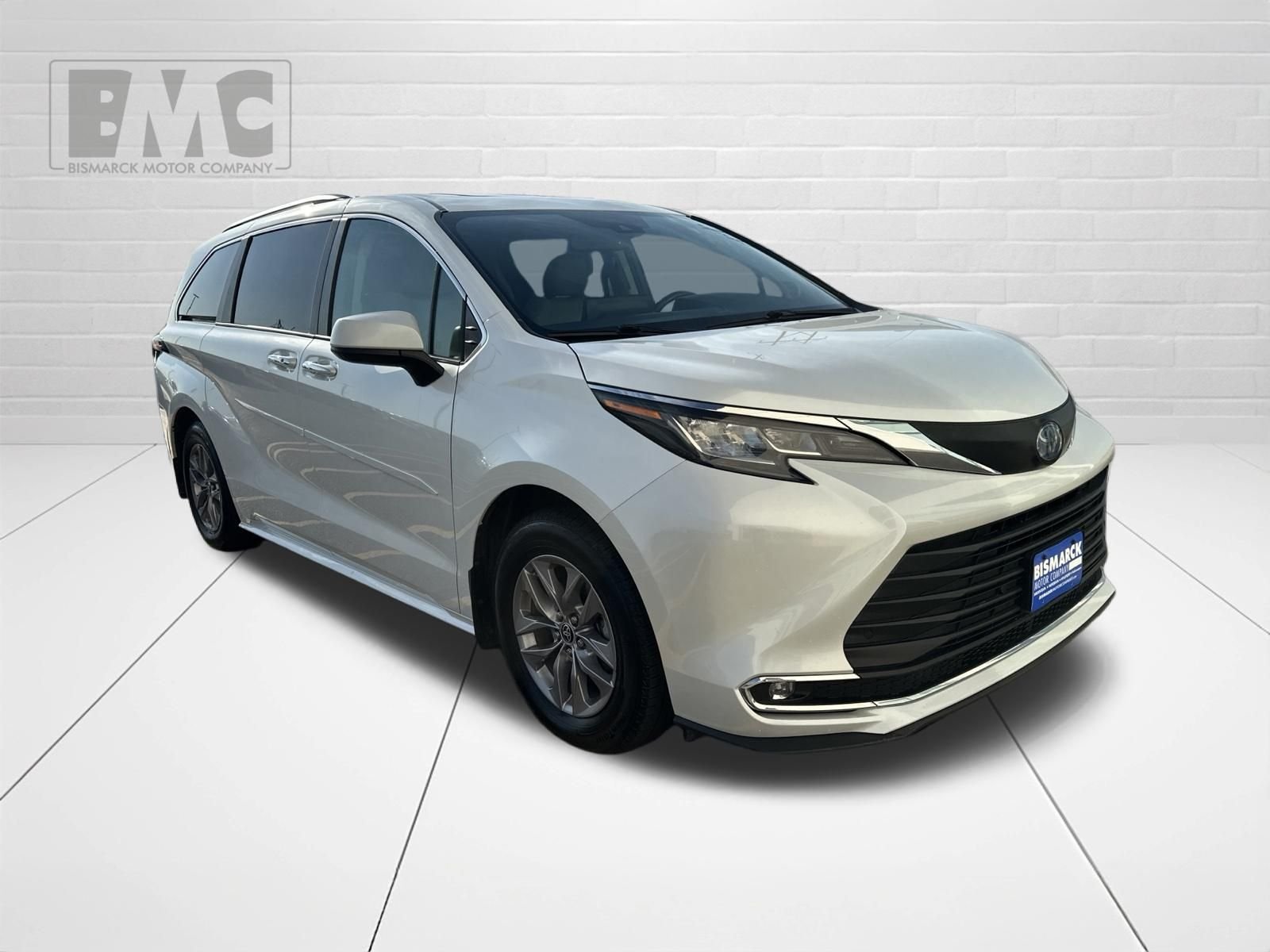 Used 2022 Beige Toyota XLE image 2
