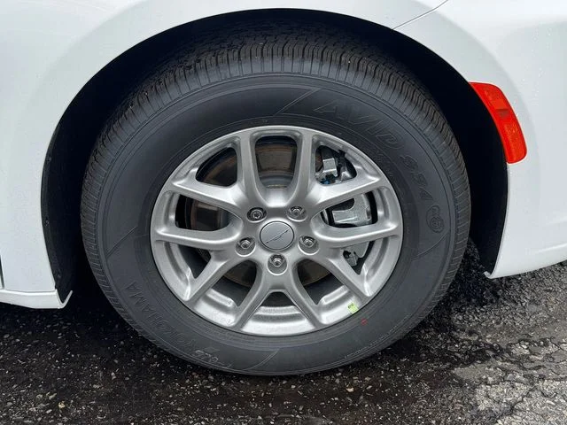 New 2027 Bright White Clear-Coat Exterior Paint Chrysler Select image 9