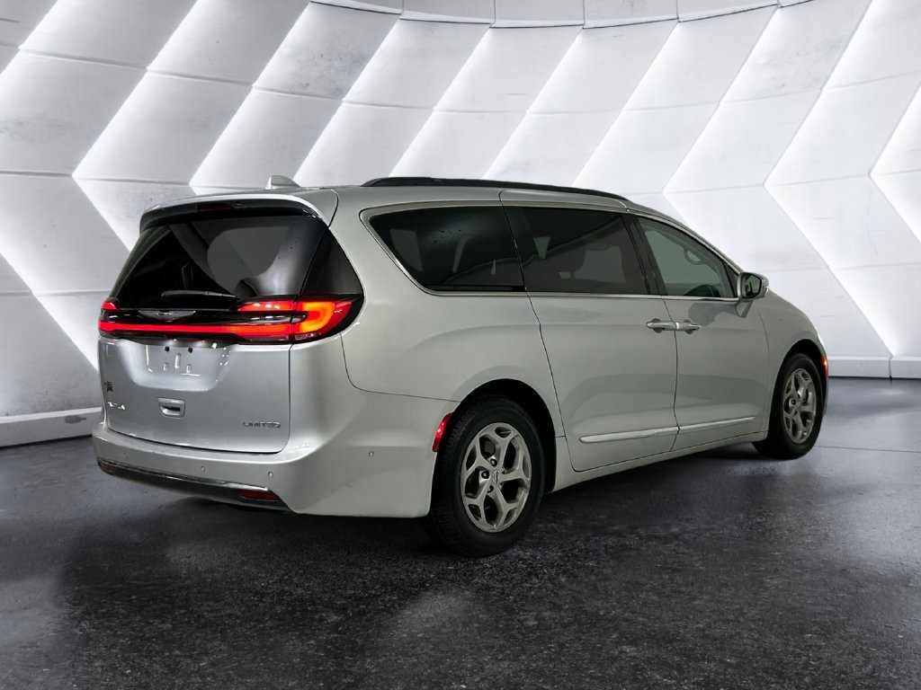 Used 2022 Silver Chrysler Limited image 4