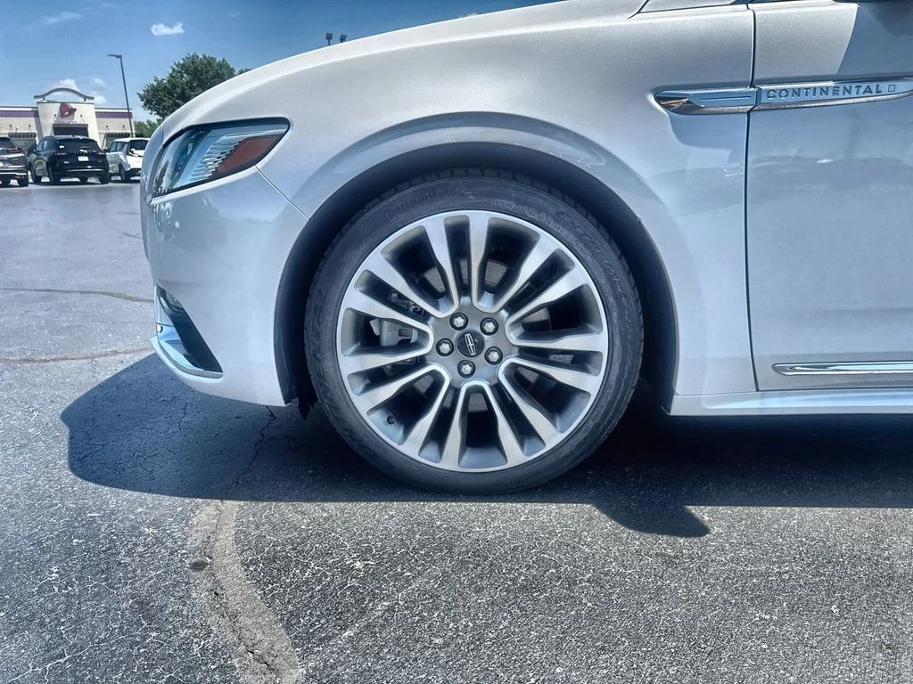 Used 2017 White Lincoln Select image 10