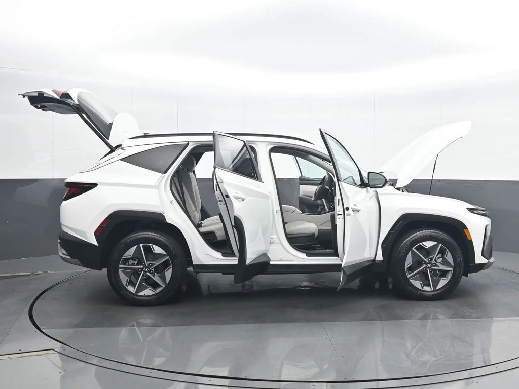 Used 2025 White Hyundai SEL image 36