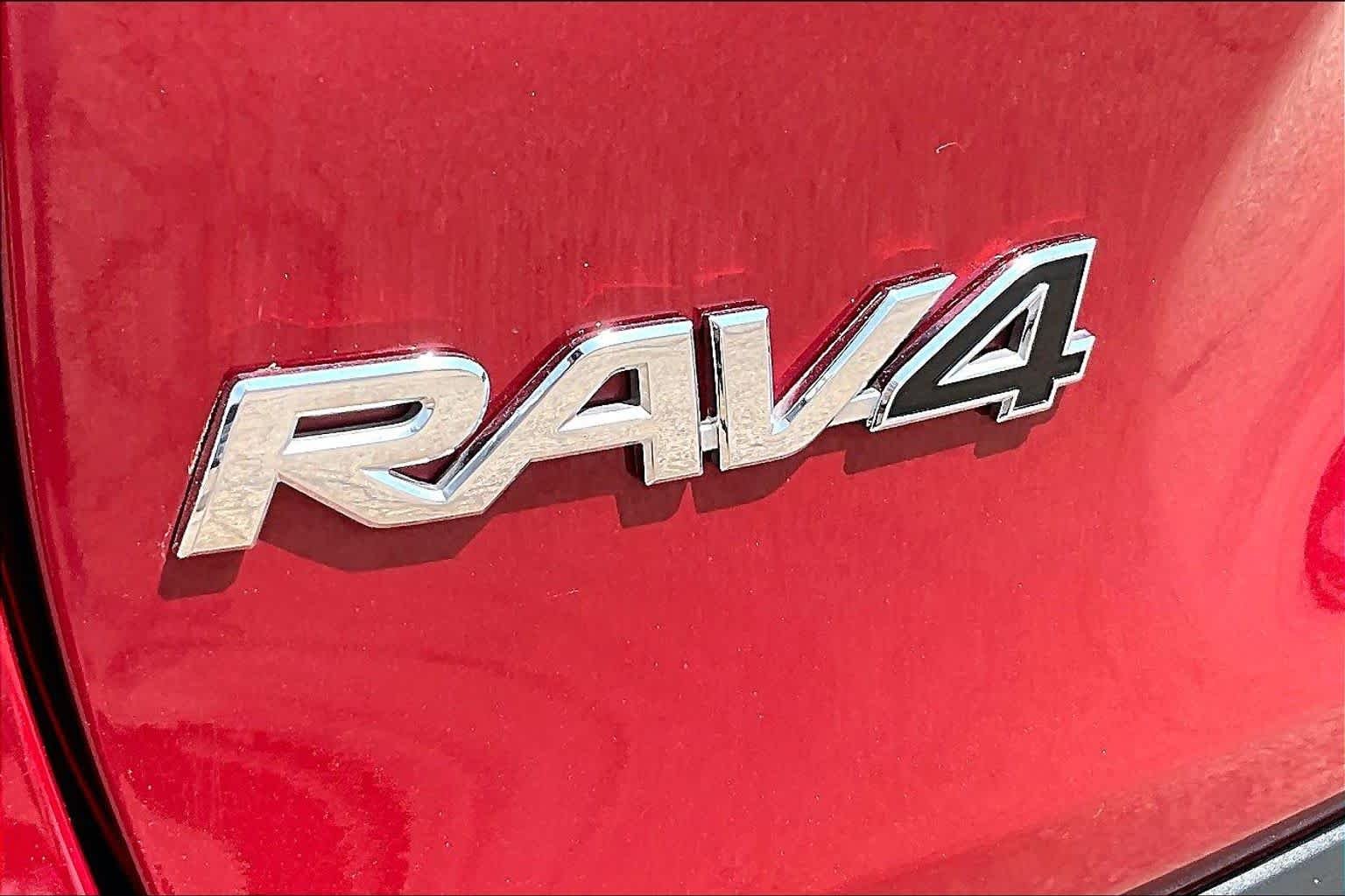 Used 2025 Ruby Flare Pearl Toyota XLE image 30
