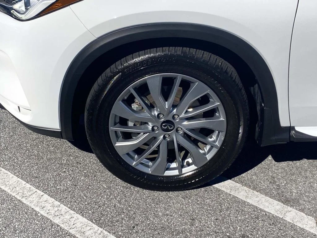 Used 2025 White INFINITI LUXE image 7