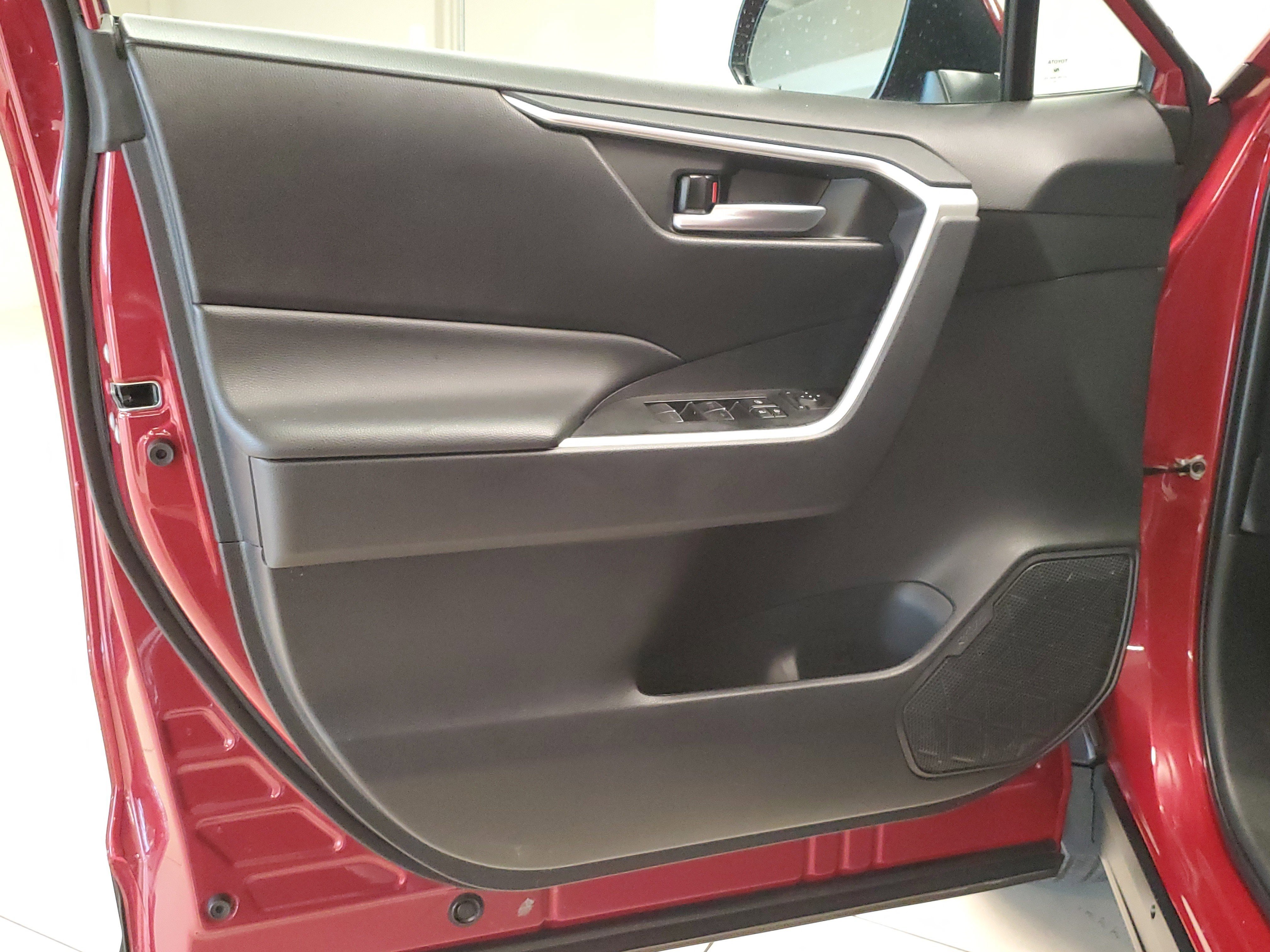 Used 2025 Pearl Toyota XLE Premium image 22