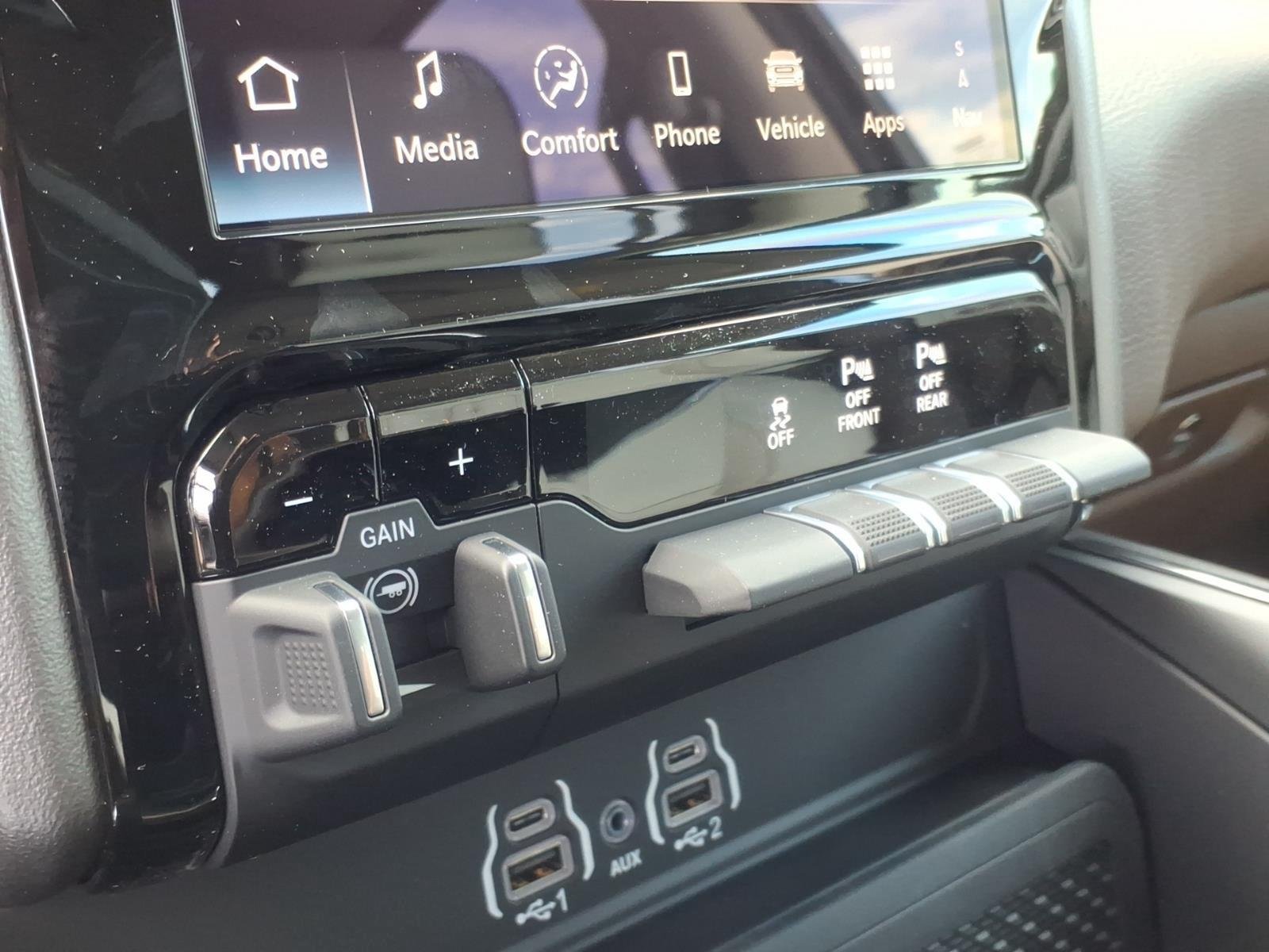 New 2026 Diamond Black Crystal Pearl-Coat Exterior Paint RAM Laramie image 9