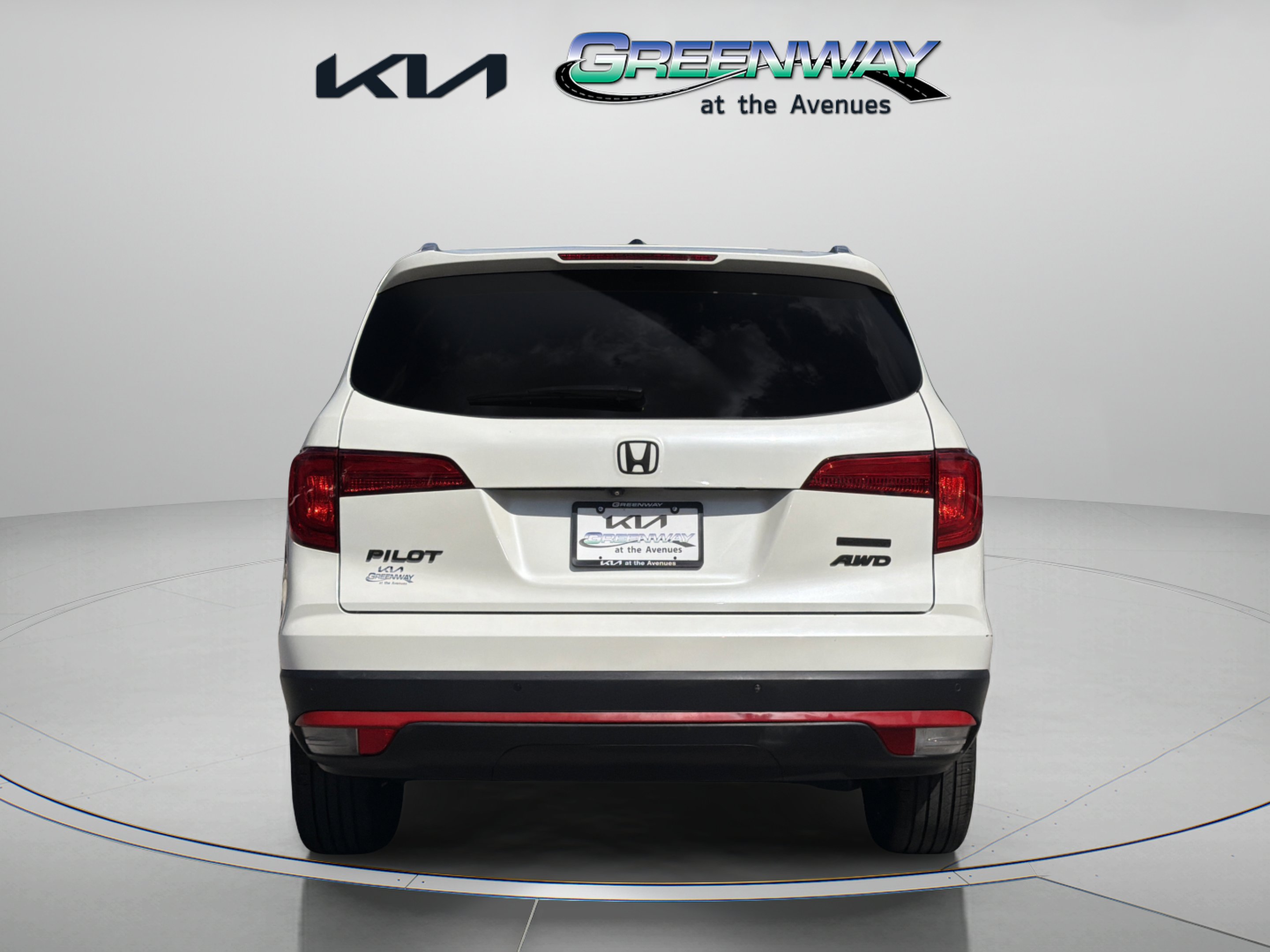 Used 2016 White Diamond Pearl Honda Touring image 5