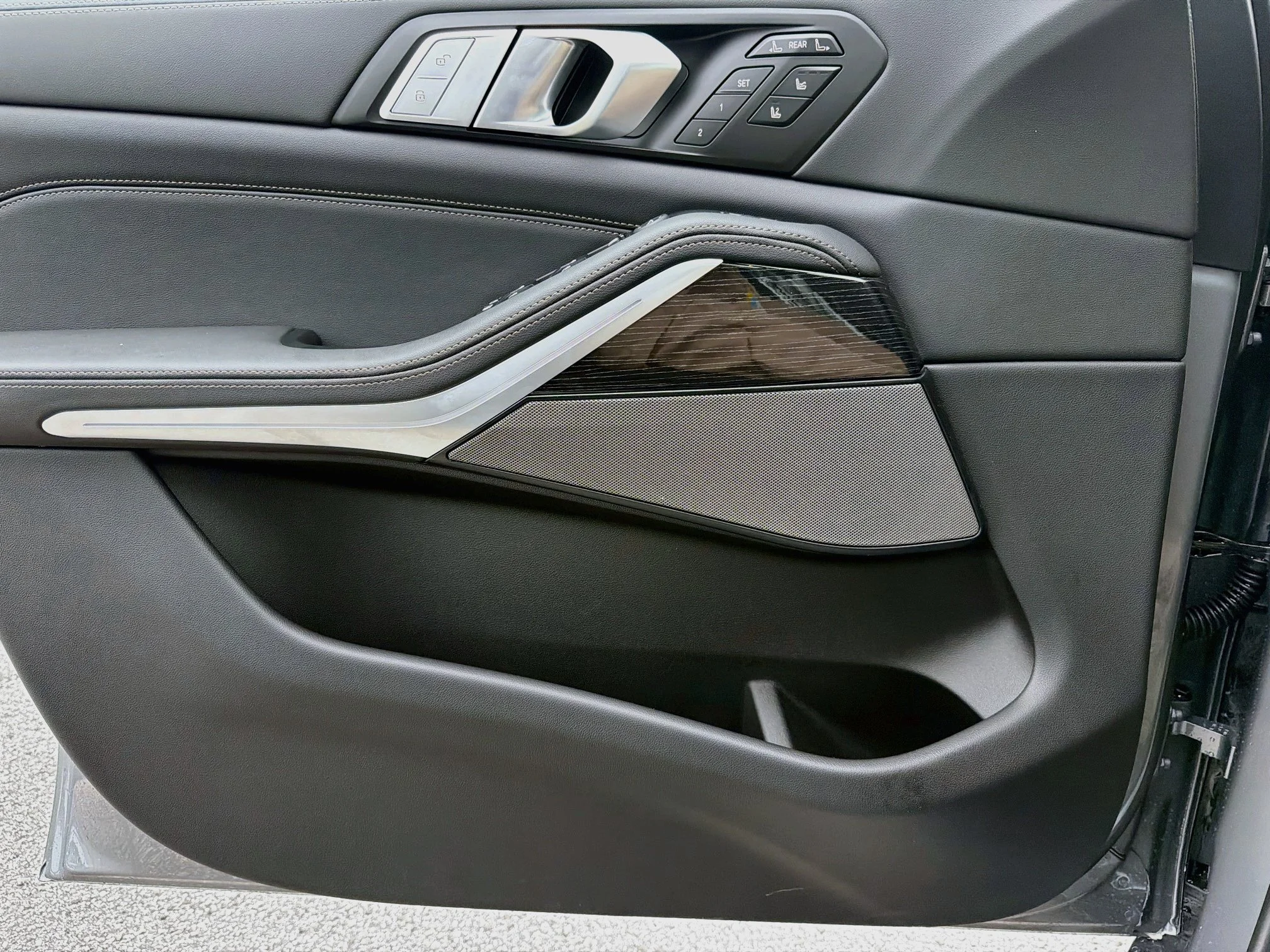 New 2027 Skyscraper Grey Metallic BMW xDrive40i image 24