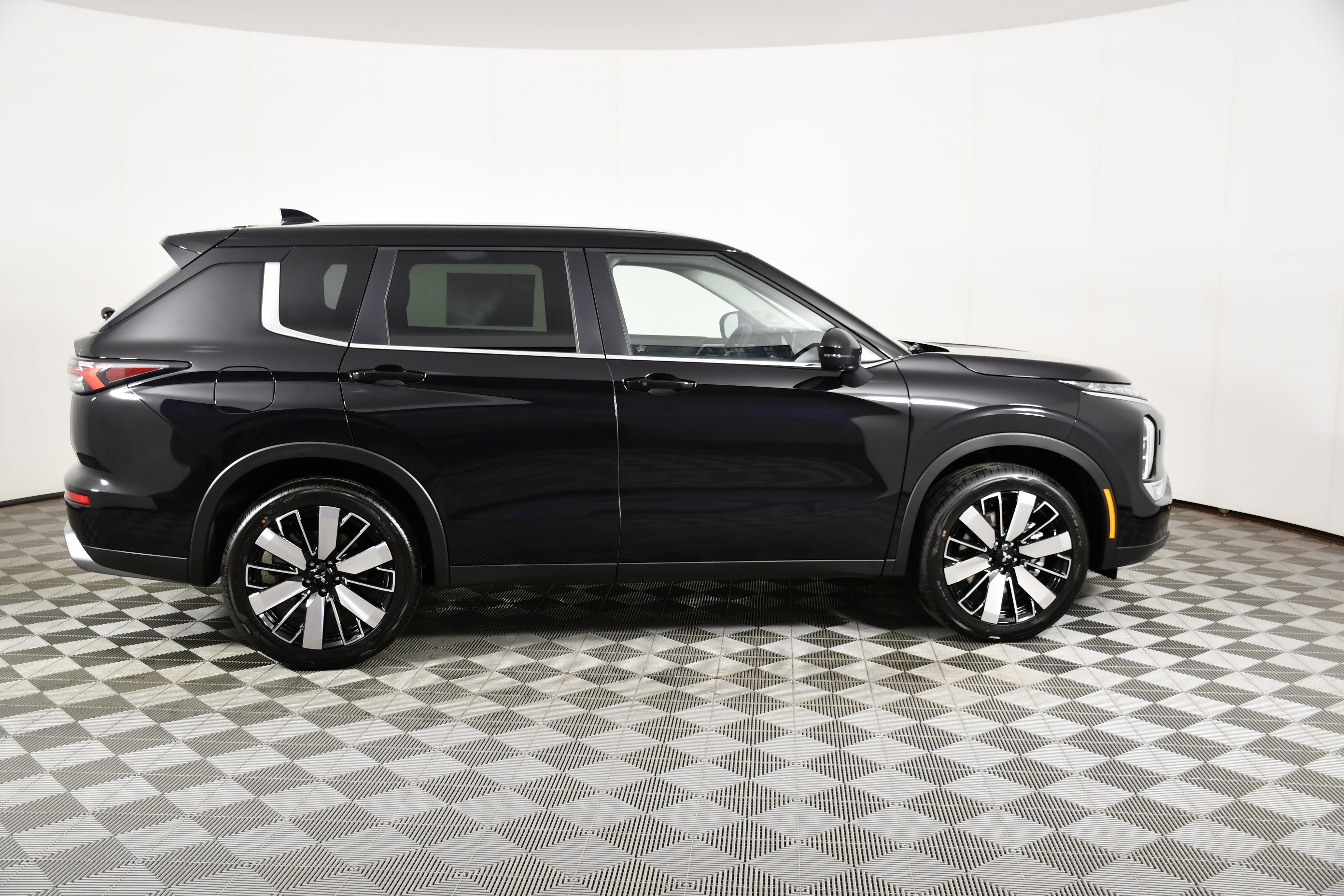 New 2026 Labrador Black Pearl Mitsubishi SE image 4