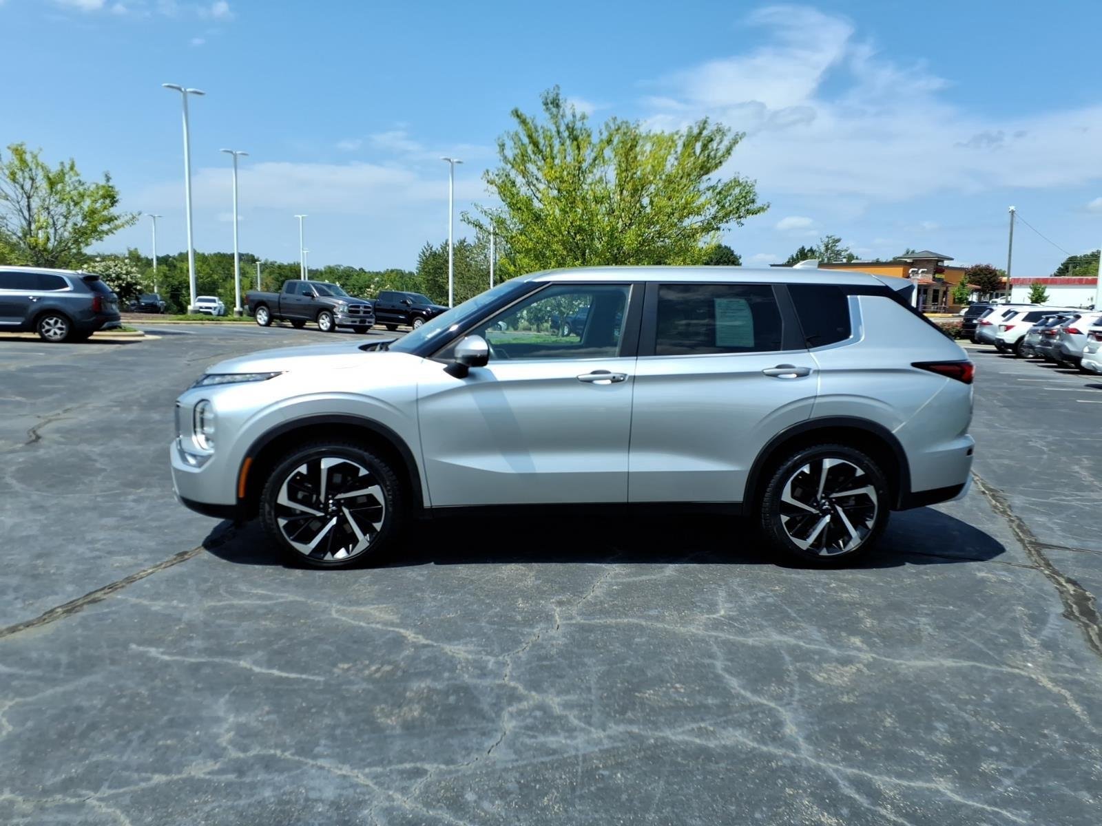 Used 2023 Alloy Silver Metallic Mitsubishi SE image 3
