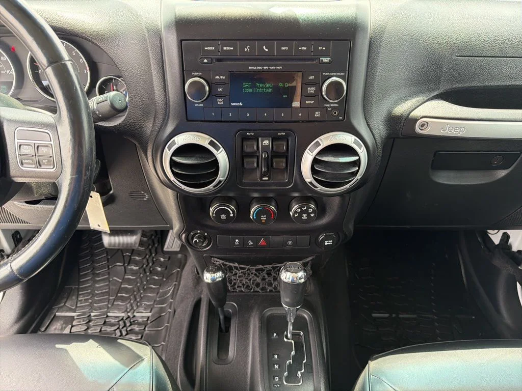 Used 2015 White Jeep Unlimited Sahara image 33