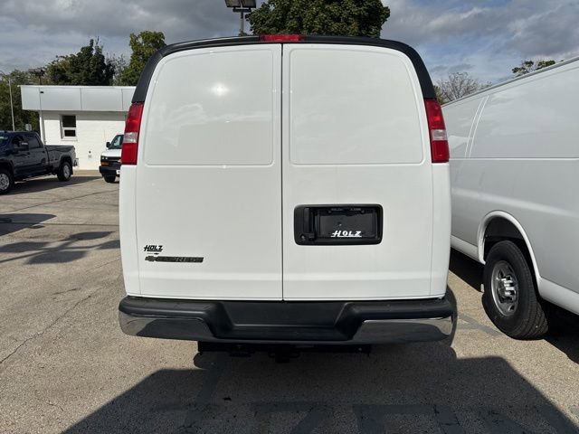 New 2025 Summit White Chevrolet WT image 4