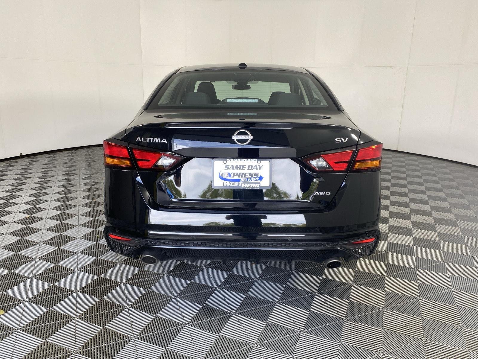 Used 2024 Super Black Nissan 2.5 SV image 6