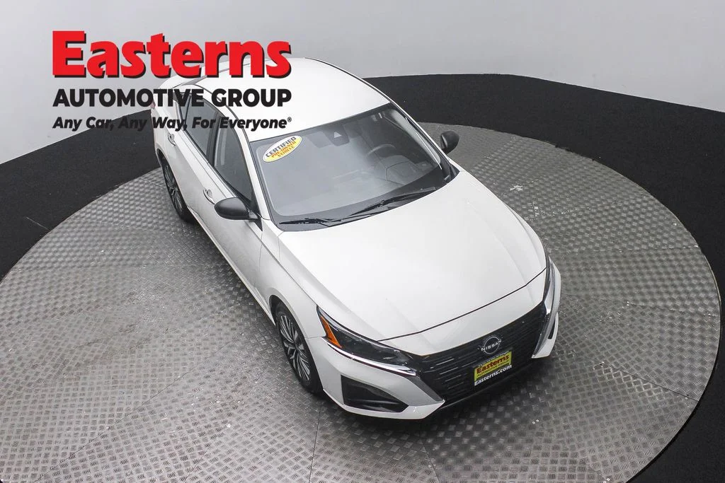 Used 2025 White Nissan 2.5 SV image 3
