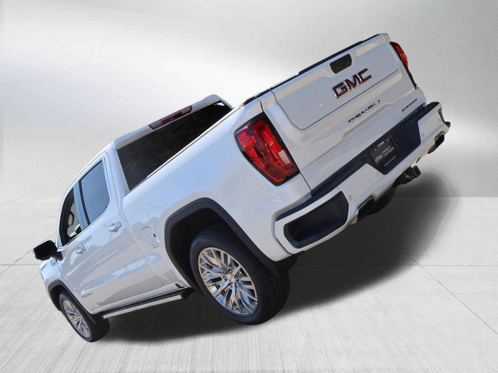Used 2019 White Frost Tricoat GMC Denali image 5