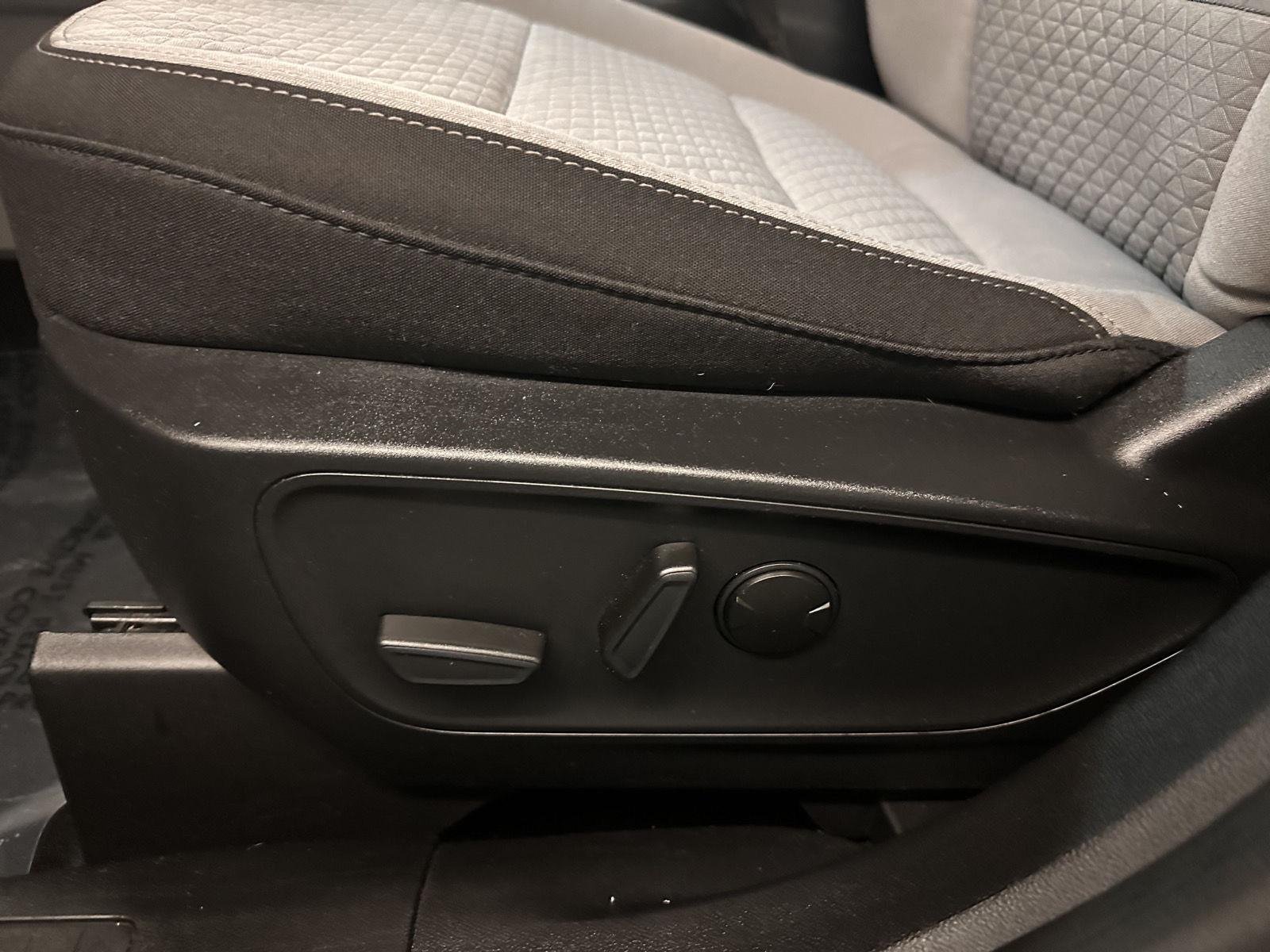 Used 2023 Agate Black Metallic Ford Active image 41
