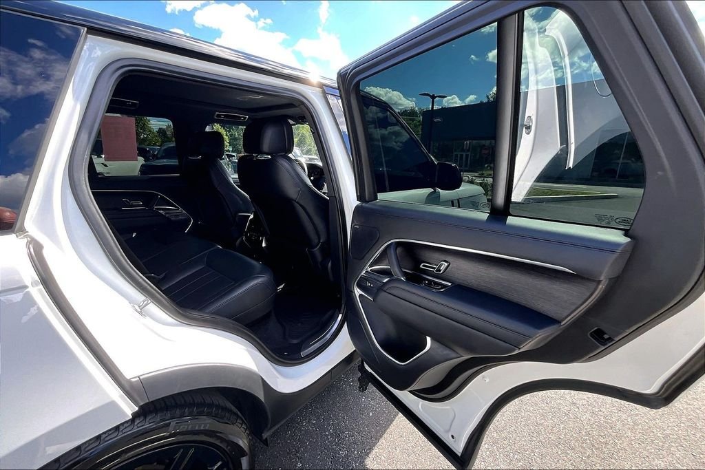 Used 2023 White Land Rover SE image 27