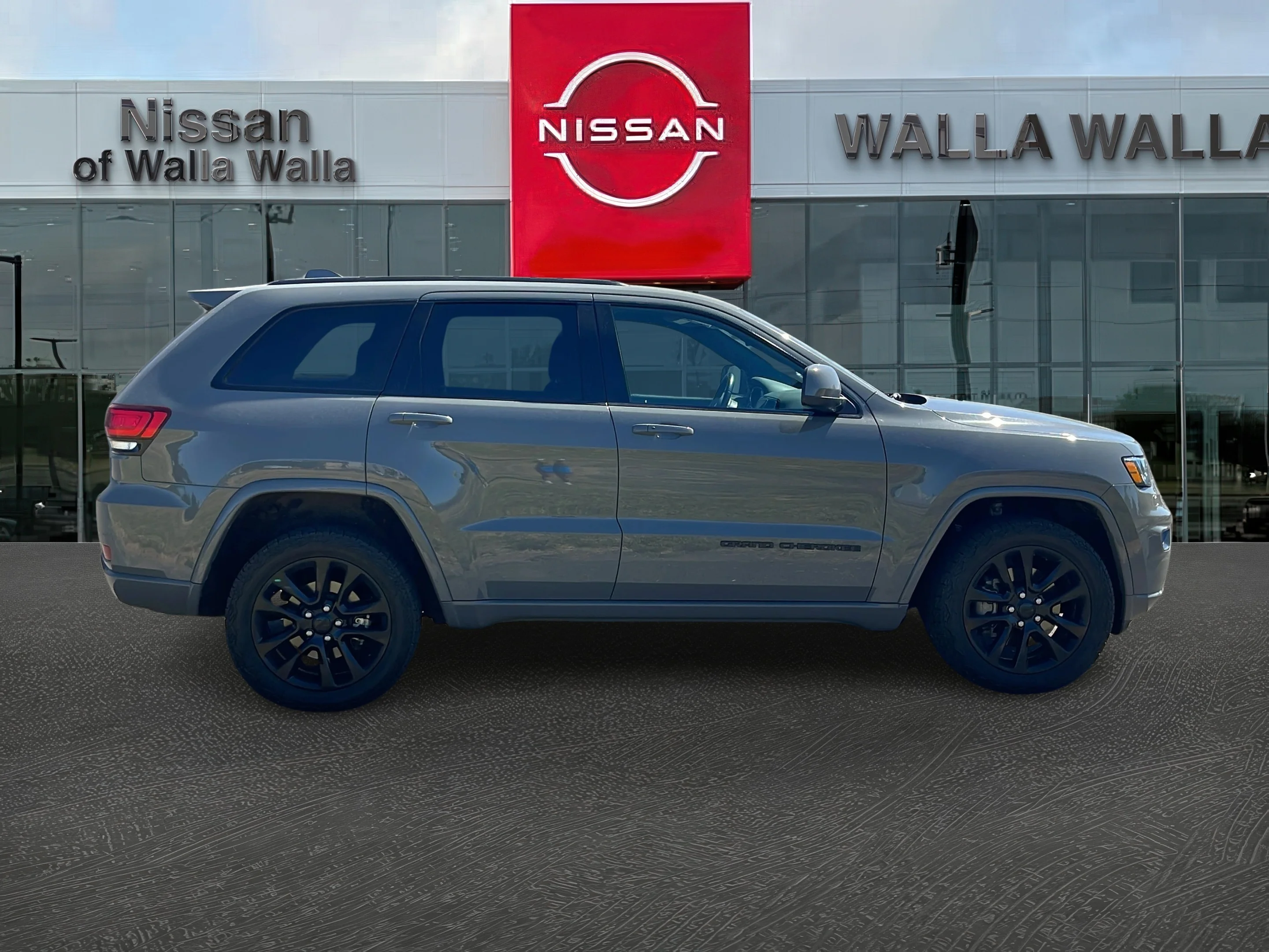 Used 2021 Gray Jeep Laredo X image 8