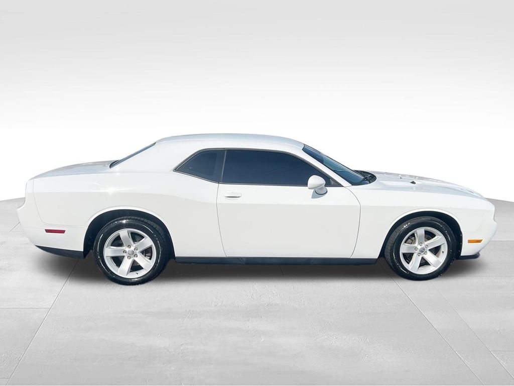 Used 2014 White Dodge SXT image 9