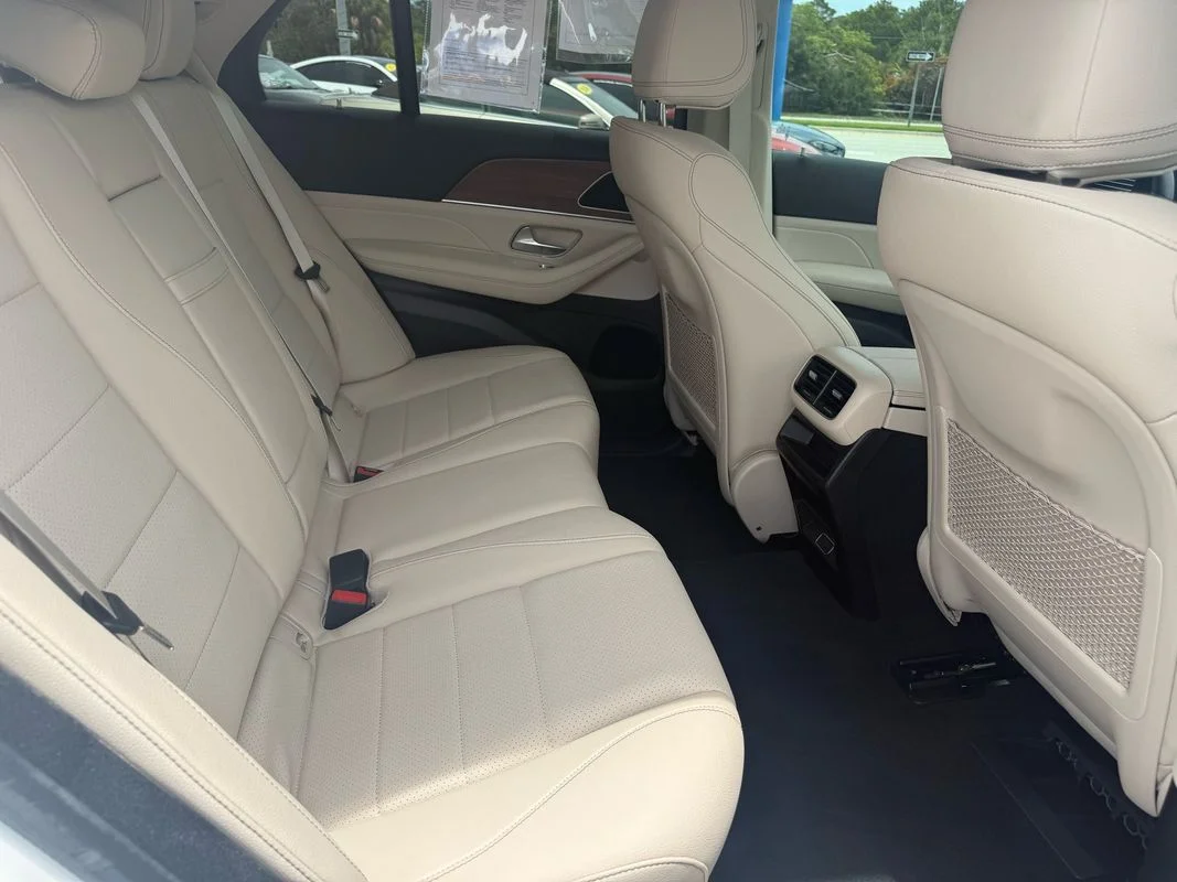 Used 2025  Mercedes-Benz 4MATIC® image 19