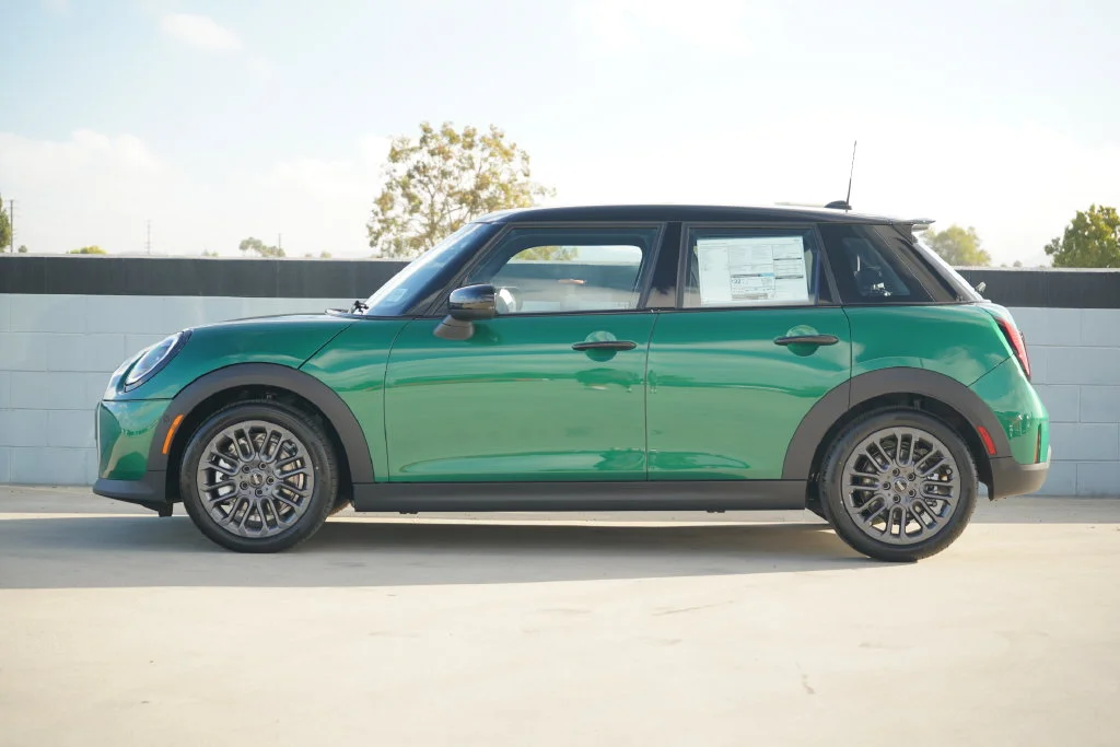 New 2026 Green MINI Signature Plus image 3
