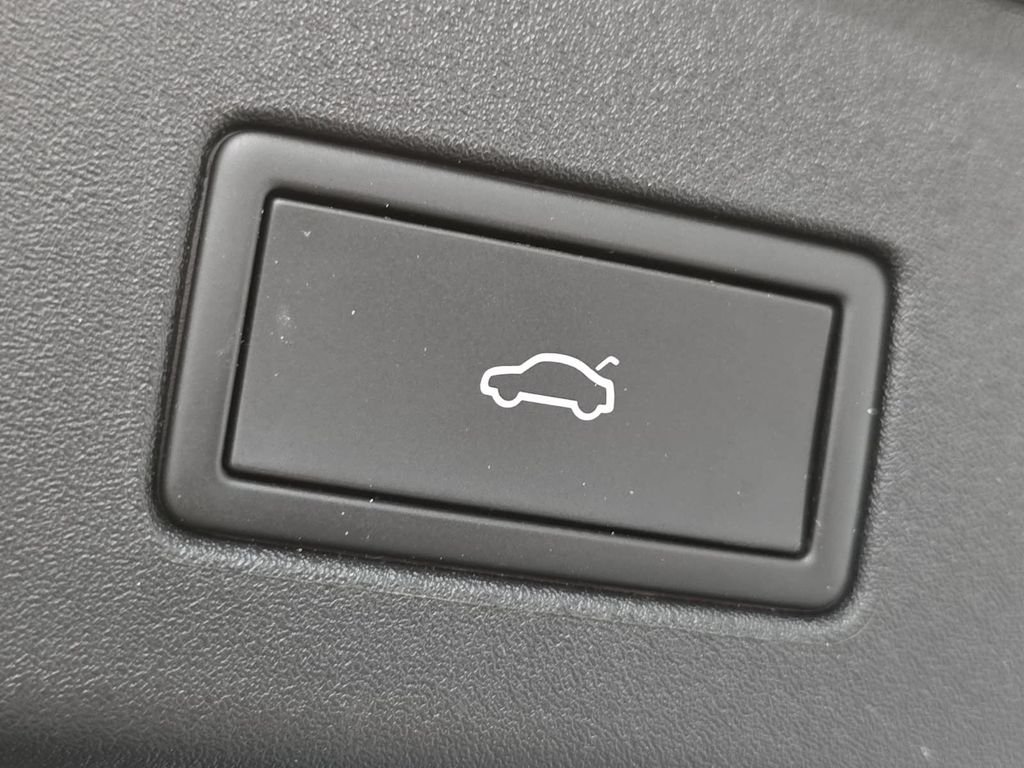 Used 2021 Silver Volkswagen Pro S image 31