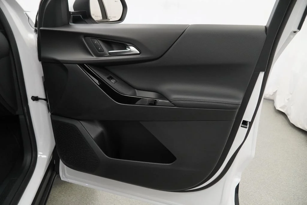 New 2027 Summit White Chevrolet LT image 28