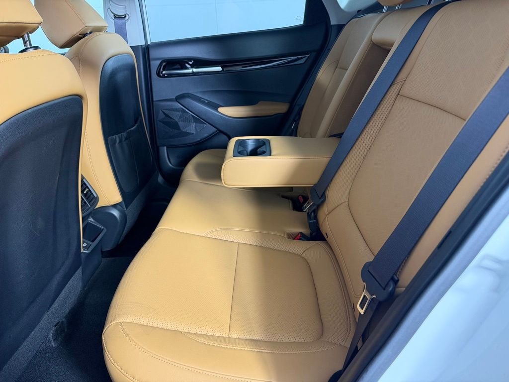 Used 2024 Snow White Pearl Kia SX image 27
