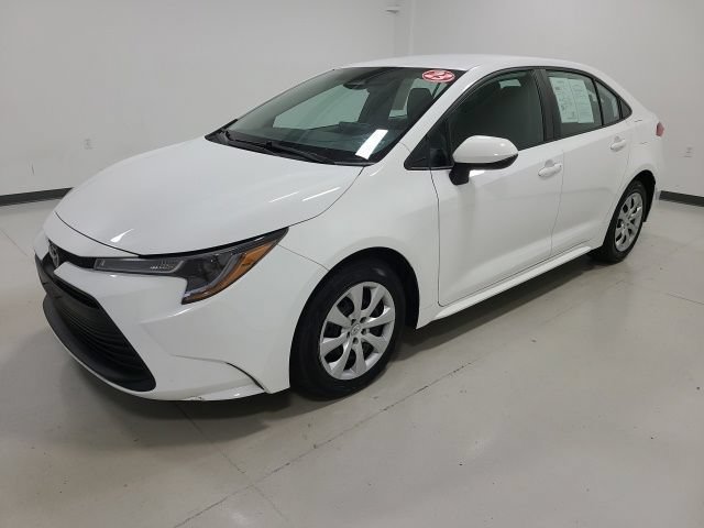 Used 2023 Ice Cap Toyota LE image 3