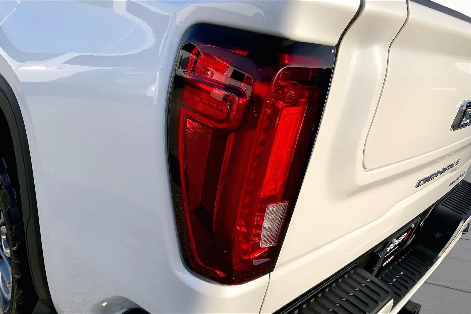 Used 2024 White Frost Tricoat GMC Denali Ultimate image 29