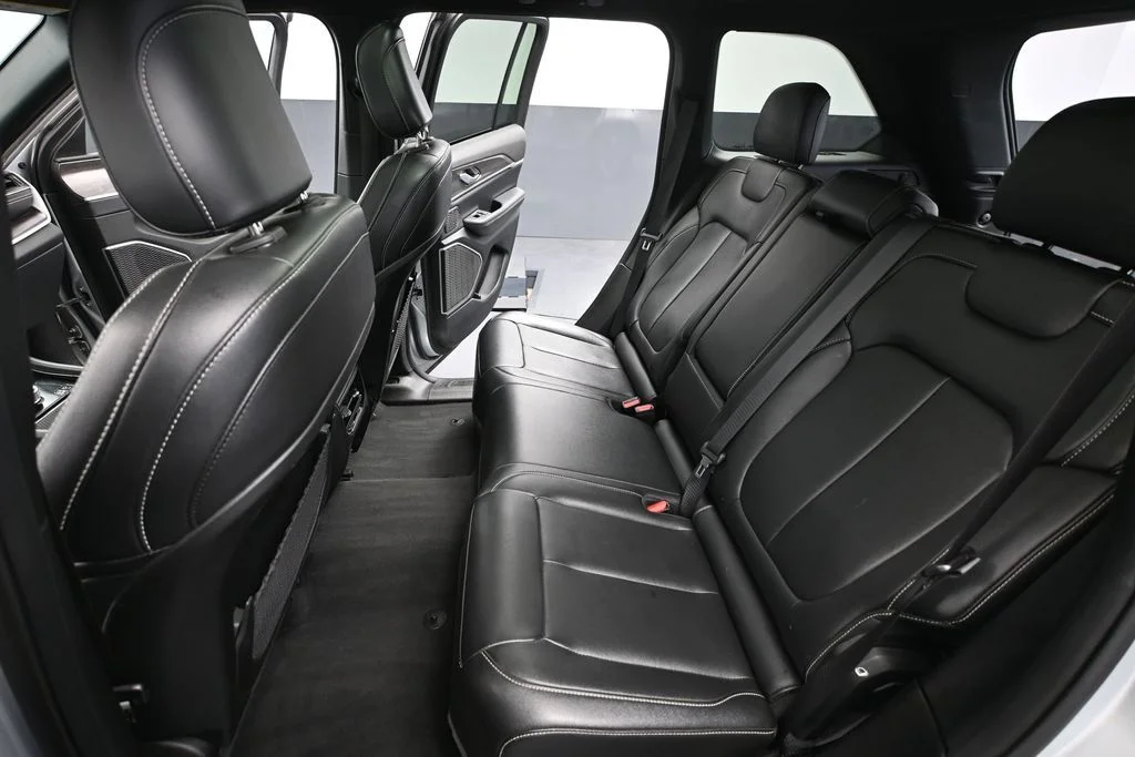 Used 2024 Silver Jeep 4xe image 33