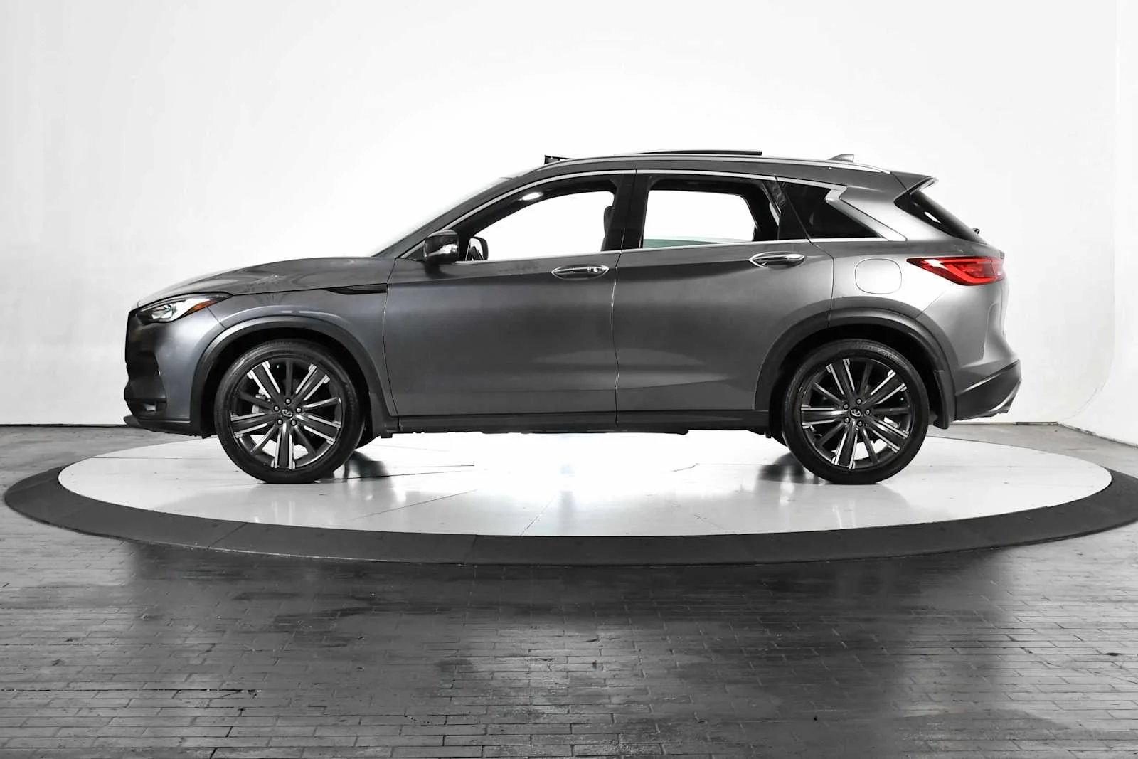 Used 2022 Graphite Shadow INFINITI LUXE image 2
