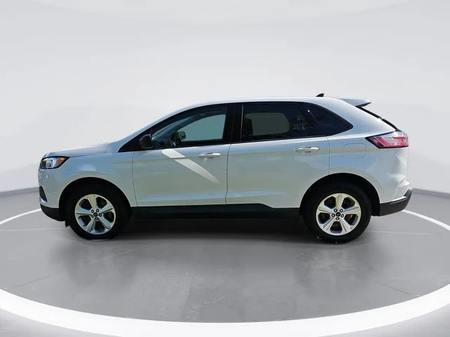 Used 2022 White Ford SE image 5