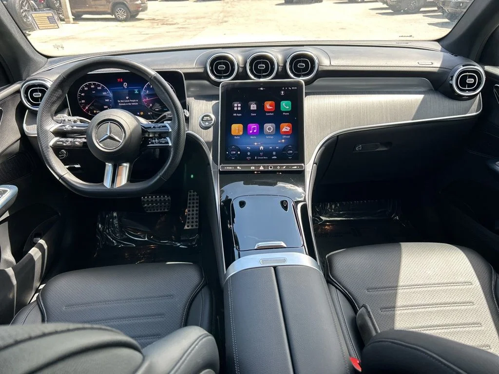 Used 2025  Mercedes-Benz GLC 300 image 28