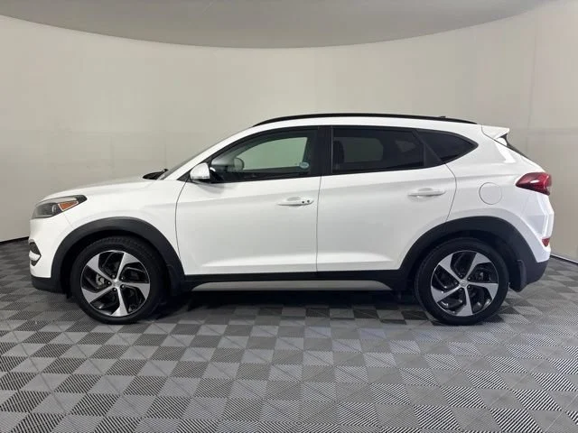Used 2018 White Hyundai Value image 37