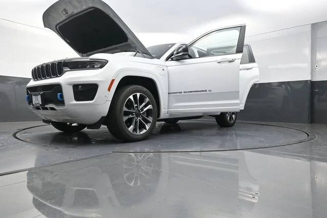 Used 2023 White Jeep Overland 4xe image 33