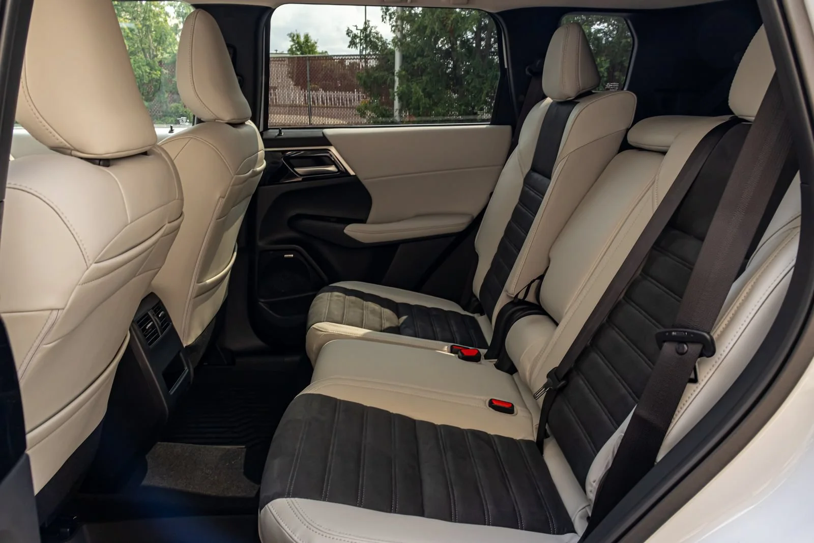 New 2026 White Mitsubishi SE image 16
