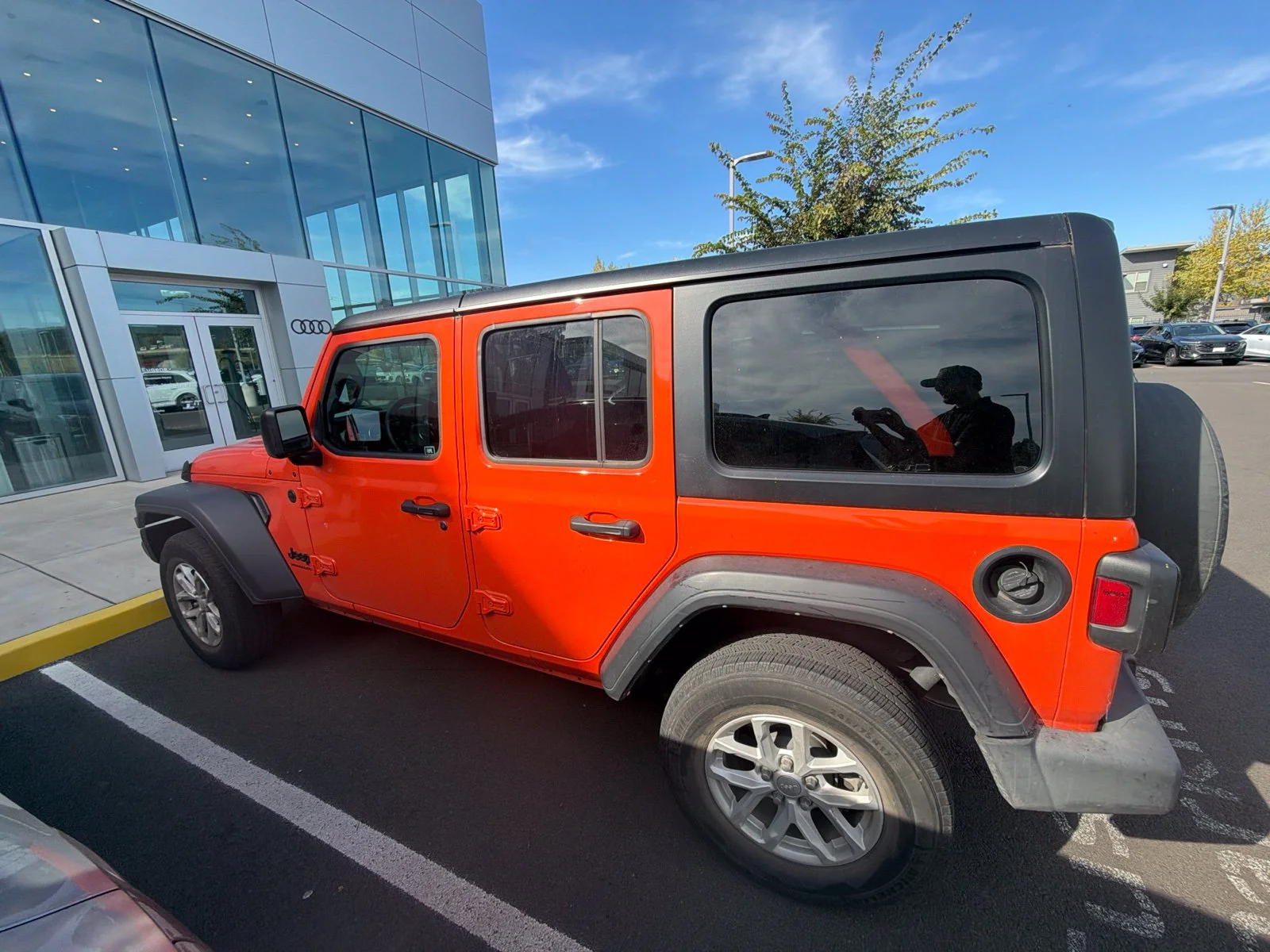 Used 2023  Jeep Sport S image 6