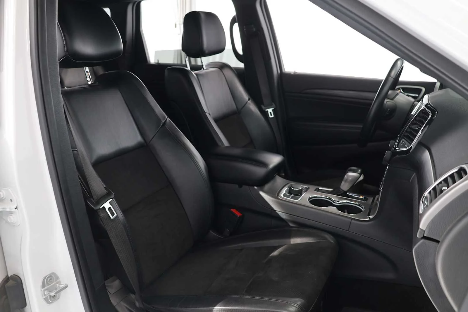 Used 2022 Bright White Clearcoat Jeep Laredo X image 13