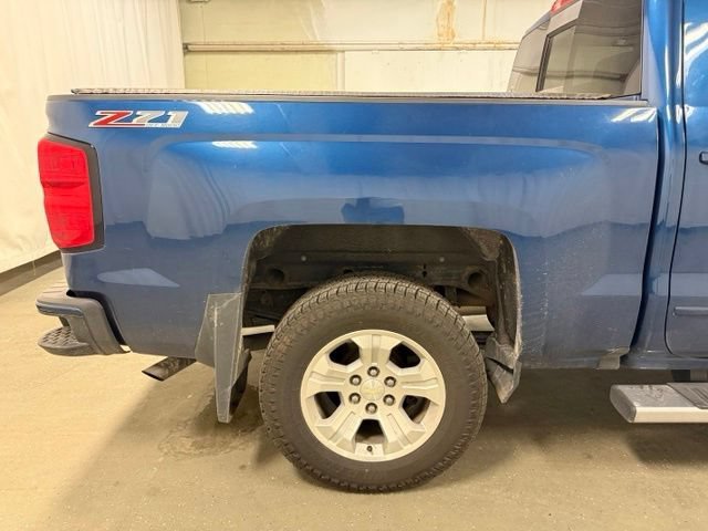 Used 2017 DEEP OCEAN BLUE METALLIC Chevrolet LT image 5
