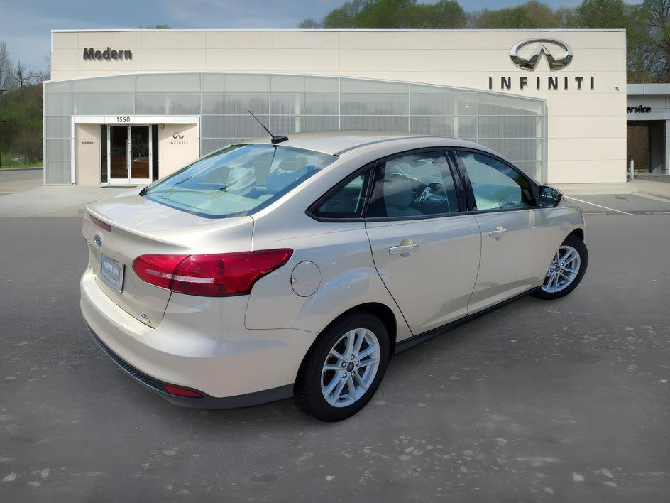 Used 2018 White Gold Metallic Ford SE image 4