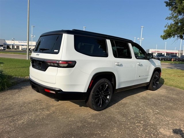 New 2026 Bright White Clear-Coat Exterior Paint Jeep Summit Reserve image 5