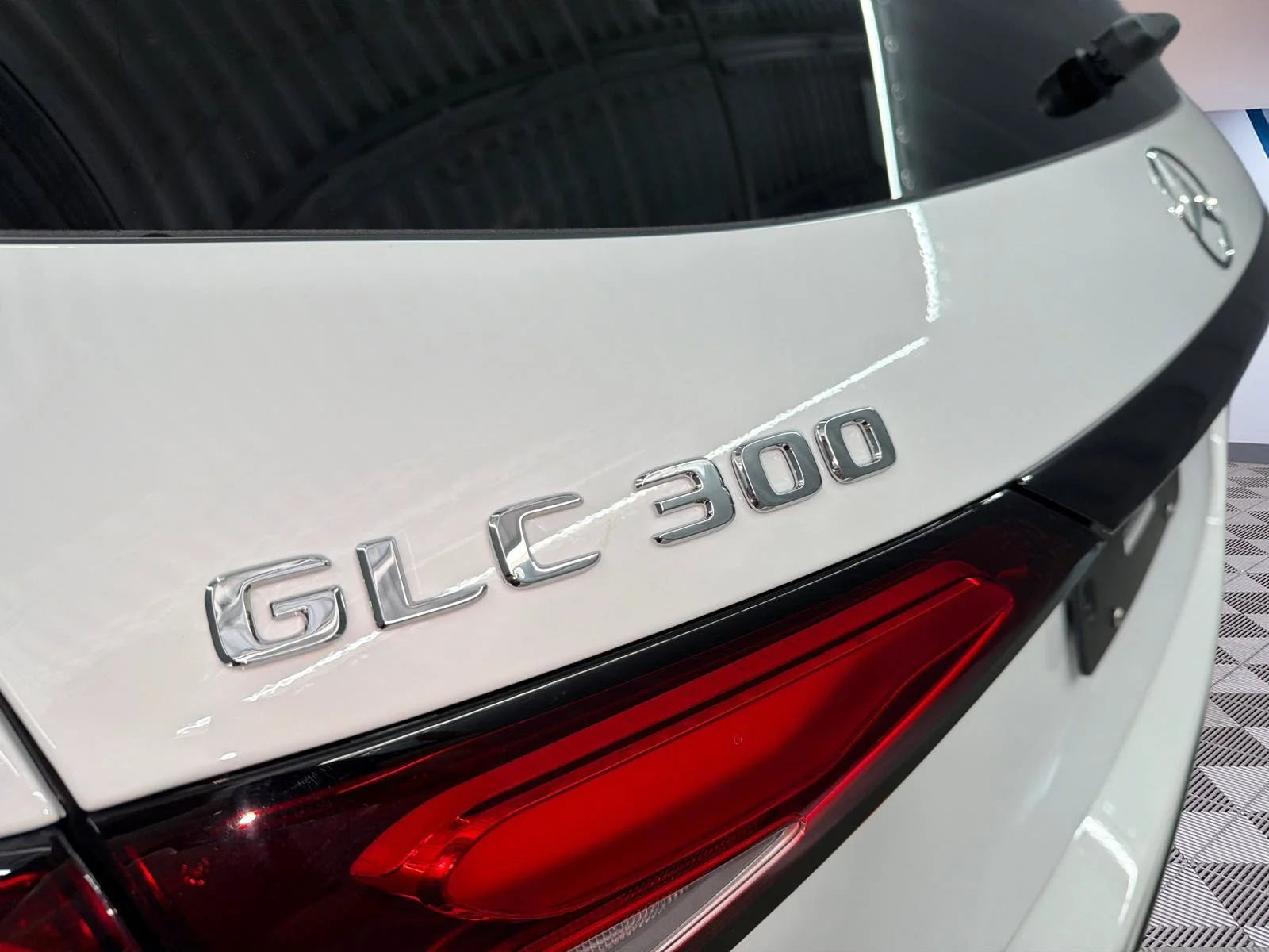 New 2027 White Mercedes-Benz GLC 300 image 29