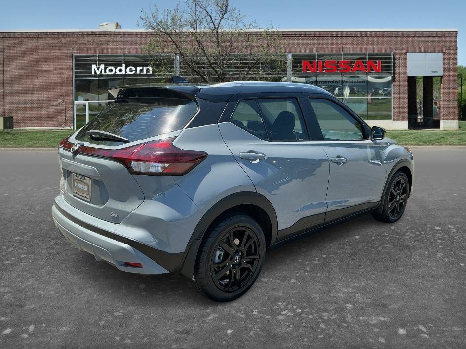 Used 2022 Gray/Super Black Nissan SV image 4